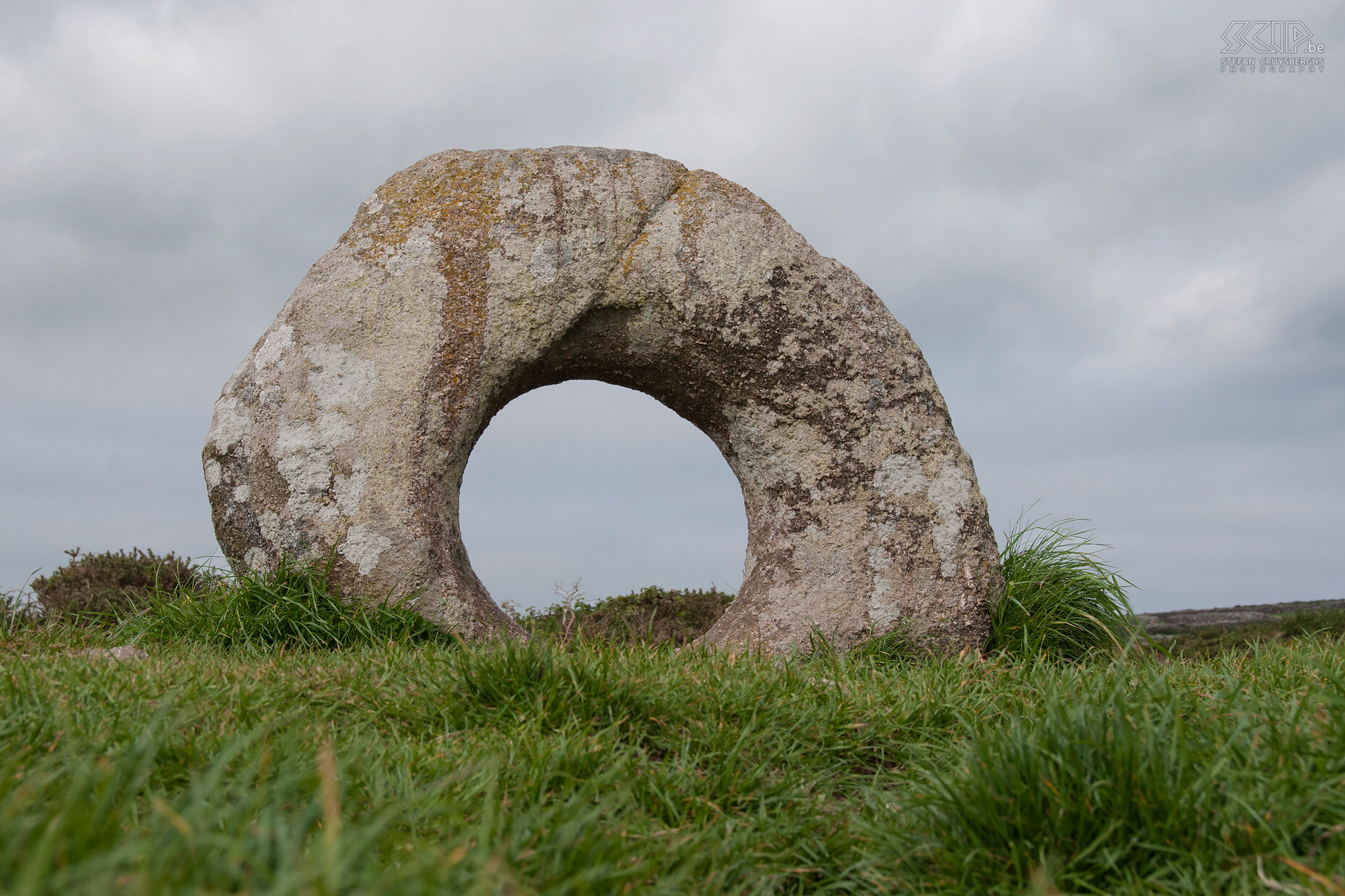 Mên-an-Tol Mên-an-Tol is een prehistorisch monument dat bestaat drie rechtopstaande stenen: twee kubusvormige stenen aan de buitenkant en in het midden een ronde steen met daarin een gat. Stefan Cruysberghs